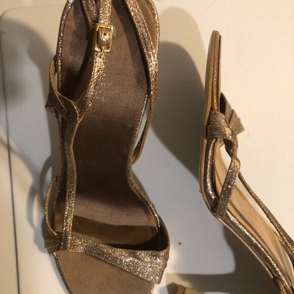 very sexy , gold sparkly shoes with 4"heels. Size 10. - Picture 3 of 5